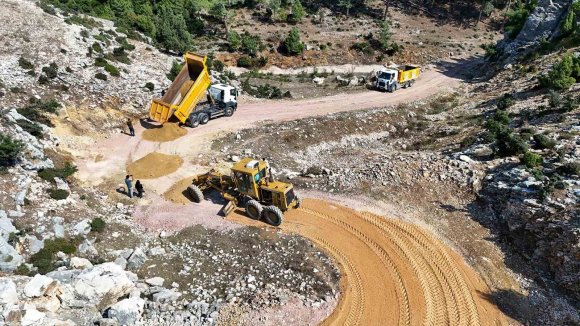TARSUS’TA MAHALLELERİN ULAŞIM SORUNU ÇÖZÜLÜYOR