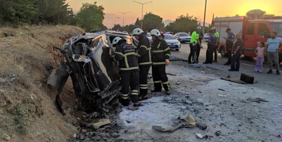 BURDUR’DA OTOMOBİL, OTOBÜS DURAĞINA ÇARPTI: 2 YARALI