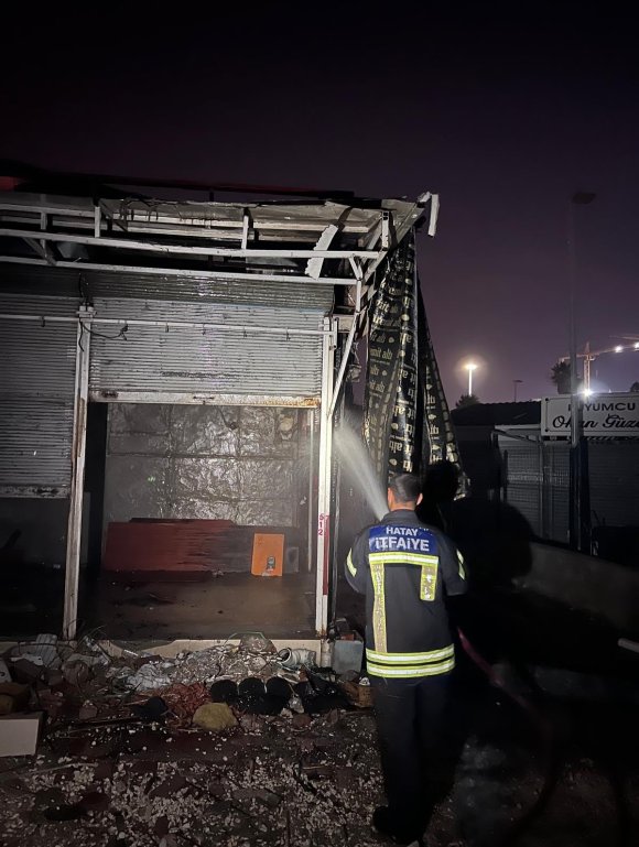 ANTAKYA’DA METRUK İŞ YERİNDE YANGIN ÇIKTI