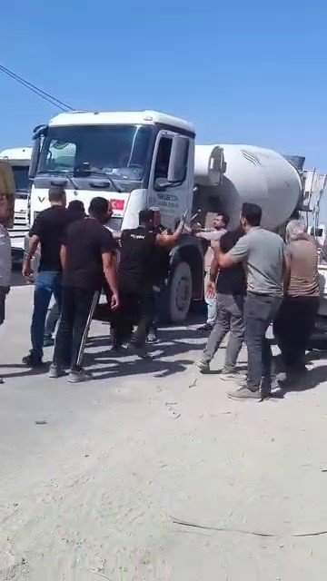 YOL VERME TARTIŞMASINDA SİNİRLENEN VATANDAŞ, KENDİNİ RİNGDE HİSSEDERCESİNE KAMYONU YUMRUKLADI