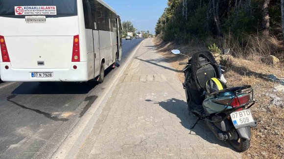 ALANYA’DA MİDİBÜSLE ÇARPIŞAN MOTOSİKLETLİ YARALANDI