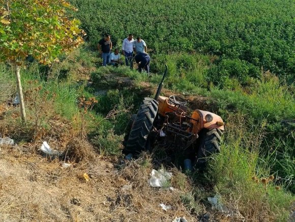 HATAY’DA OTOMOBİLLE, TRAKTÖR ÇARPIŞTI: 3 YARALI