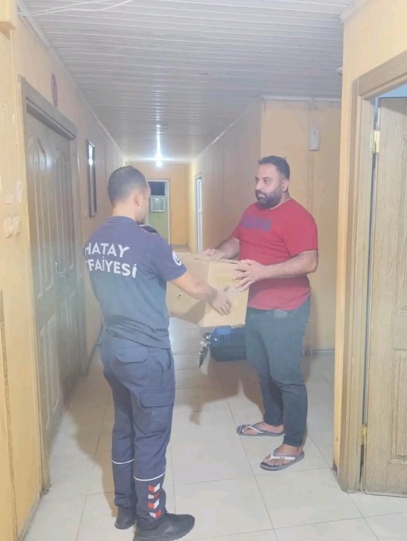 ARACIN MOTOR KISMINA GİREN YAVRU KEDİYİ İTFAİYE EKİPLERİ KURTARDI