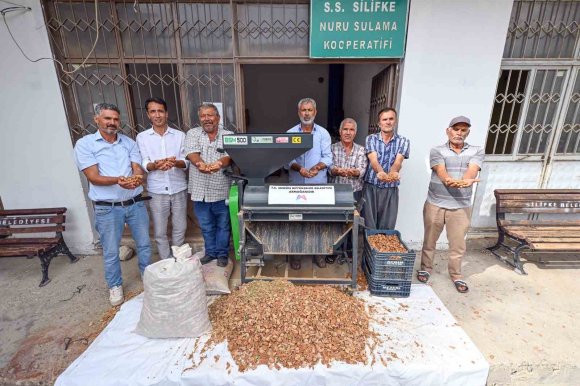 MERSİN’DE ÜRETİCİYE ‘BADEM KABUK SOYMA MAKİNESİ’ DESTEĞİ