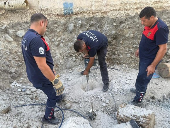 BETON ZEMİN MAHSUR KALAN YAVRU KEDİ İÇİN KIRILDI