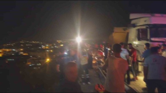FRENİ PATLAYAN KAMYON DEVRİLDİ, SÜRÜCÜ KAYIPLARA KARIŞTI