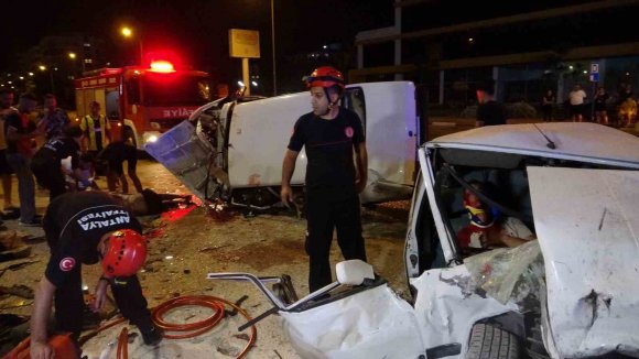 TOFAŞLAR KAFA KAFAYA ÇARPIŞTI, ORTALIK SAVAŞ ALANINA DÖNDÜ: 4 YARALI