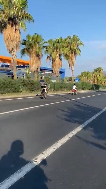 KARAYOLUNDA KASKSIZ TEK TEKER ŞOV