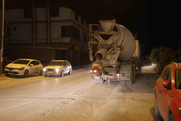 SEYİR HALİNDEYKEN YOLA BETON DÖKEN MİKSER, VATANDAŞLARI ÇİLEDEN ÇIKARTTI