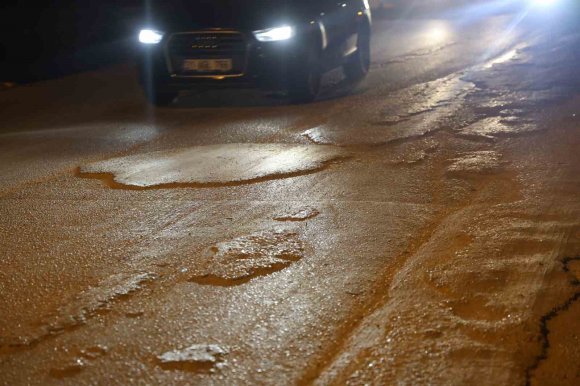 SEYİR HALİNDEYKEN YOLA BETON DÖKEN MİKSER, VATANDAŞLARI ÇİLEDEN ÇIKARTTI