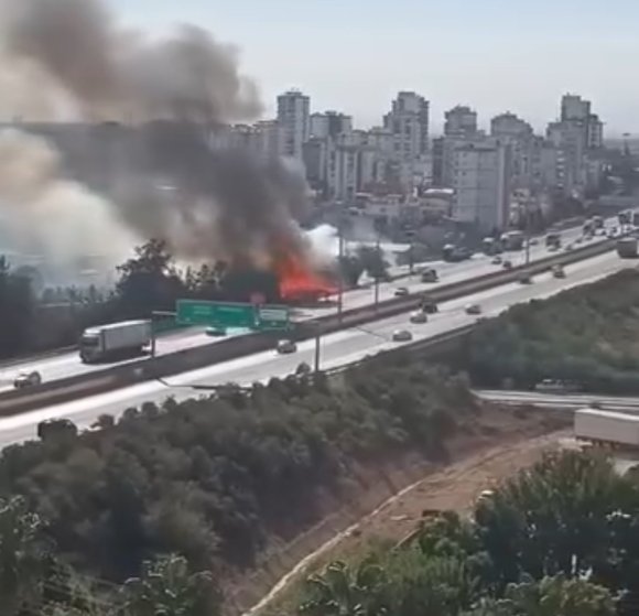 ADANA’DA OTOYOL KENARINDA OTLUK ALAN YANGINI