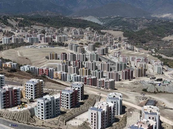 HATAY’DA DEPREMİN İZLERİ 190 BİN BAĞIMSIZ BÖLÜMLE SİLİNECEK