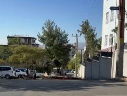 ŞİDDETLİ RÜZGAR OKULUN ÇATISINI UÇURDU