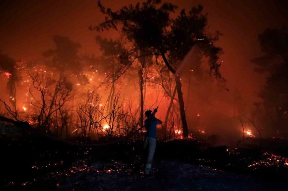 ANTALYA’DA OTELLERE YAKIN ORMANLIK ALANDA ÇIKAN YANGIN KONTROL ALTINA ALINDI