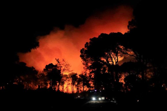 ANTALYA’DA OTELLERE YAKIN ORMANLIK ALANDA ÇIKAN YANGIN KONTROL ALTINA ALINDI