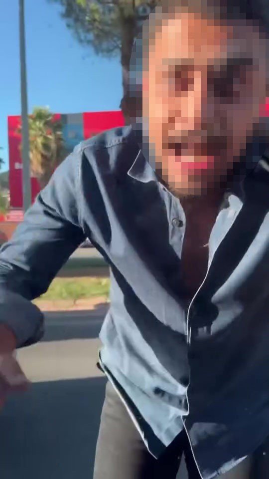 KAHRAMANMARAŞ’TA TRAFİK KAVGASI: ARACIN CAMINI YUMRUKLAYIP KIRDI