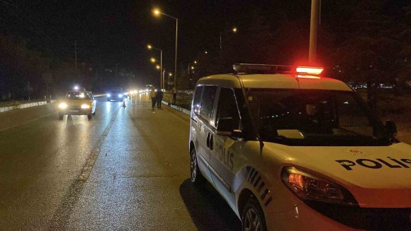 YAYA GEÇİDİNDEN KARŞIYA GEÇERKEN OTOMOBİLİN ÇARPTIĞI KADIN AĞIR YARALANDI