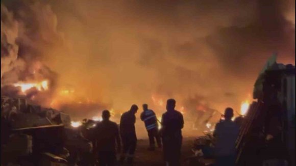 ALEVLERE TESLİM OLAN HURDALIK ALANDA ÇIKAN YANGIN GECEYİ AYDINLATTI