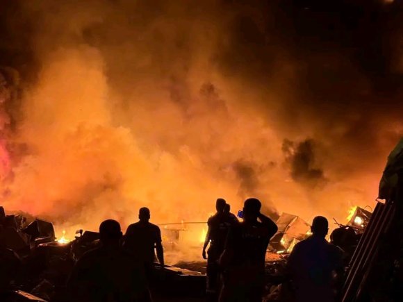 ALEVLERE TESLİM OLAN HURDALIK ALANDA ÇIKAN YANGIN GECEYİ AYDINLATTI