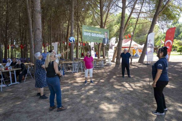 ALZHEİMER HASTALARI VE YAKINLARI TARSUS GENÇLİK KAMPINDA MORAL BULDU
