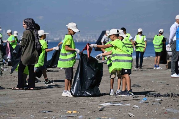 MERSİN’DE ’DÜNYA TEMİZLİK GÜNÜ’NDE SAHİLLER ÇÖPTEN ARINDI