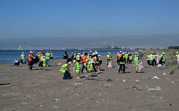MERSİN’DE ’DÜNYA TEMİZLİK GÜNÜ’NDE SAHİLLER ÇÖPTEN ARINDI