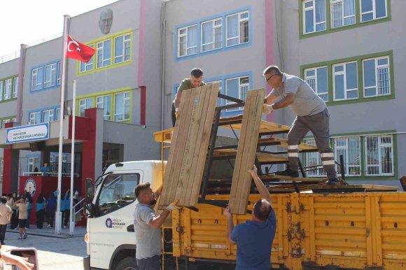 BÜYÜKŞEHİR’DEN KURUMLARA BANK VE PİKNİK MASASI DESTEĞİ