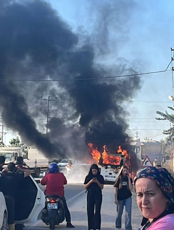 SÜRÜCÜ YOLCULARI TAHLİYE ETTİ, MİNİBÜS ALEV ALEV YANDI