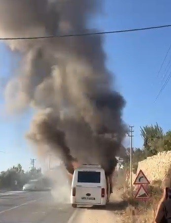 SÜRÜCÜ YOLCULARI TAHLİYE ETTİ, MİNİBÜS ALEV ALEV YANDI