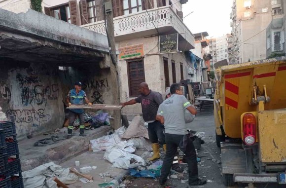 AKDENİZ BELEDİYESİ 4 MAHALLEDEN 20 KAMYON ATIK TOPLADI