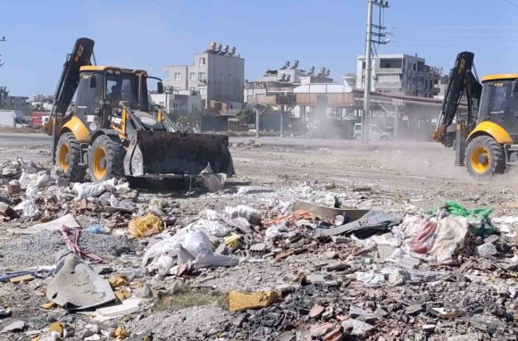 AKDENİZ BELEDİYESİ 4 MAHALLEDEN 20 KAMYON ATIK TOPLADI