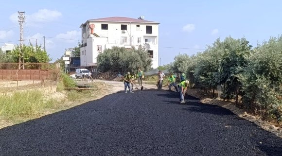 AKDENİZ’DE YOL VE SOKAK YENİLEME ÇALIŞMALARI SÜRÜYOR