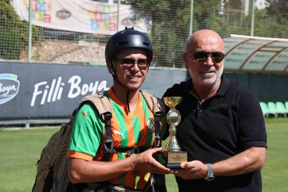 DÜNYA ÜÇÜNCÜLÜĞÜ KUPASI İLE ALANYASPOR TESİSLERİNE PARAŞÜTLE İNDİ, KUPA’YI BAŞKAN ÇAVUŞOĞLU’NA TAKDİM ETTİ