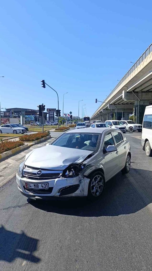 KIRMIZI IŞIK İHLALİ KAZAYA YOL AÇTI: 1 YARALI