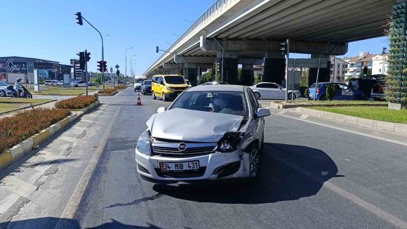 KIRMIZI IŞIK İHLALİ KAZAYA YOL AÇTI: 1 YARALI