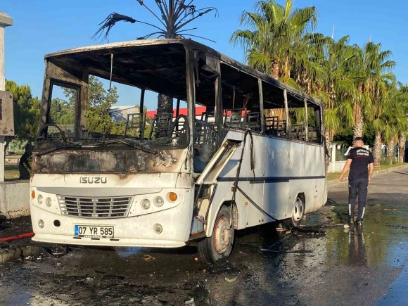 ANTALYA’DA PARK HALİNDEKİ MİDİBÜS ALEV ALEV YANDI