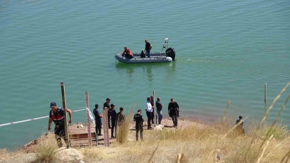 BURDUR’DA BARAJDA KAYBOLDUĞU DÜŞÜNÜLEN EMEKLİ POLİS İÇİN ARAMA ÇALIŞMASI BAŞLATILDI