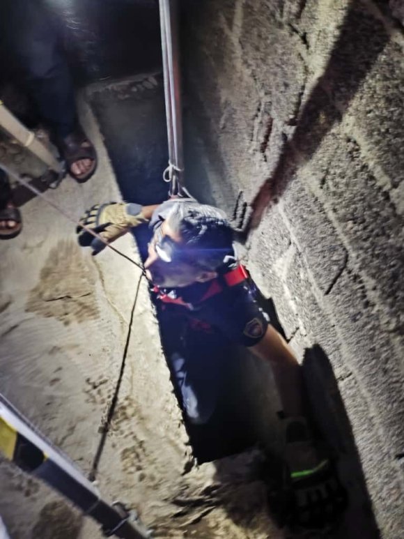 HATAY’DA HAVALANDIRMA BOŞLUĞUNA DÜŞEN KEDİ KURTARILDI