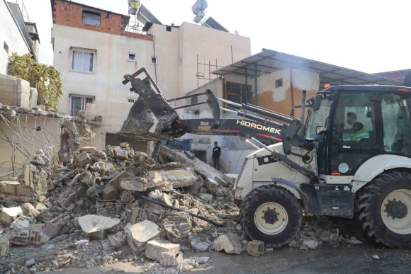 MERSİN’DE METRUK BİNA KONTROLLÜ ŞEKİLDE YIKILDI