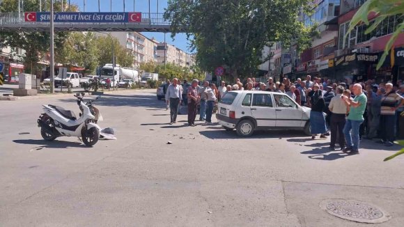 OTOMOBİL İLE MOTOSİKLET ÇARPIŞTI: 2 YARALI