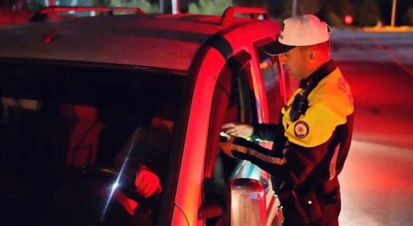 ISPARTA’DA ABARTI EGZOZ VE MODİFİYE ARAÇ DENETİMİ: 1 ARANAN ŞAHIS YAKALANDI