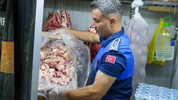 TARSUS’TA ZABITA DENETİMİNDE SAĞLIKSIZ ÜRÜNLER İMHA EDİLDİ