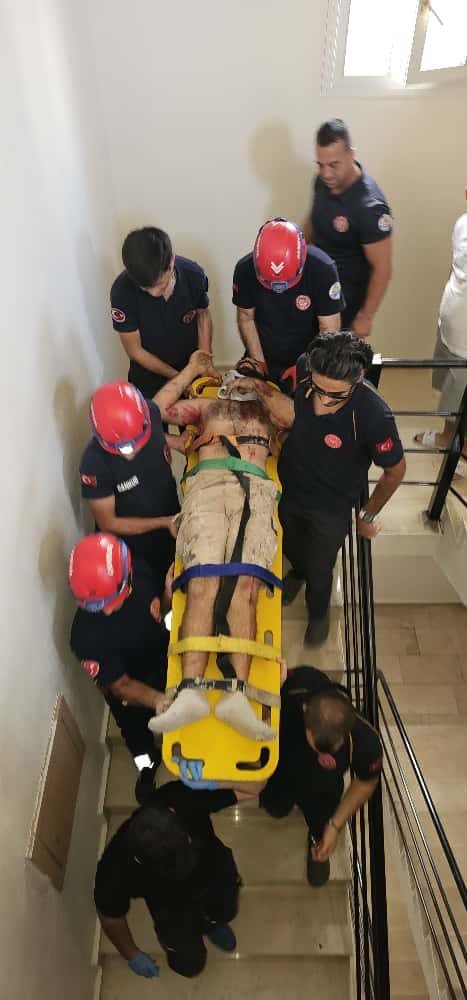 DAMDAN HAVALANDIRMA BOŞLUĞUNA DÜŞEN BOYACIYI İTFAİYE EKİPLERİ KURTARDI