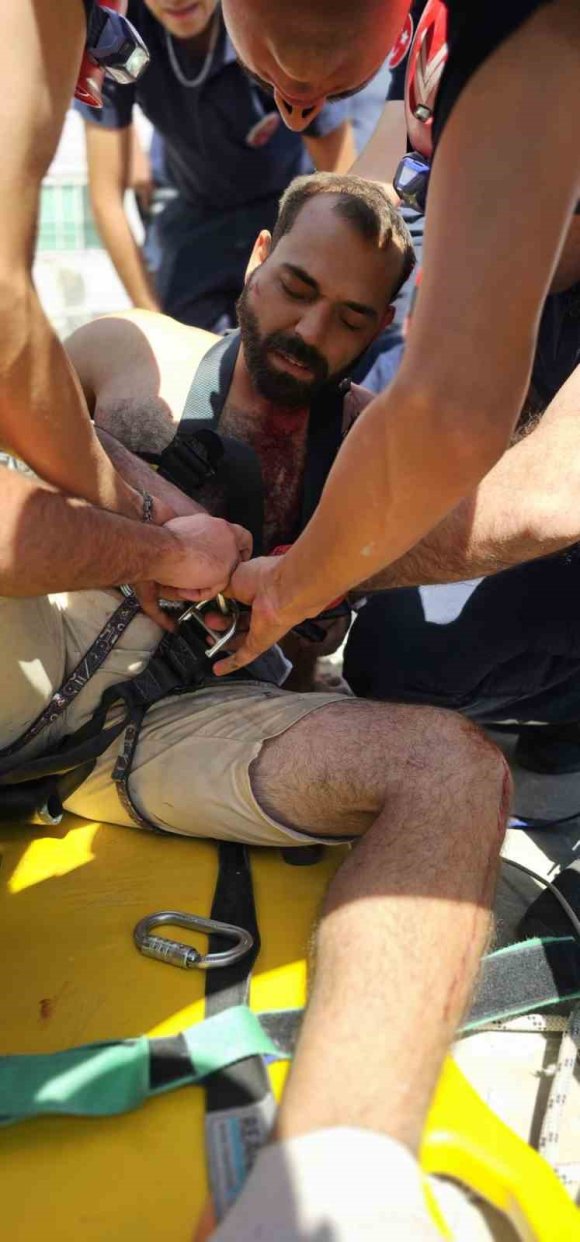 DAMDAN HAVALANDIRMA BOŞLUĞUNA DÜŞEN BOYACIYI İTFAİYE EKİPLERİ KURTARDI