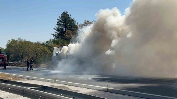 EV EŞYASI YÜKLÜ TIR YANDI, OTOYOLDA KUYRUK OLUŞTU