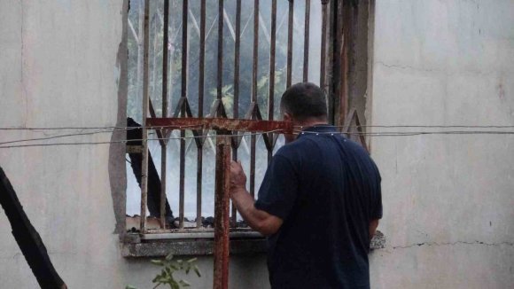 KIZINI ALEVLERİN ARASINDAN ÇIKARDI, EVİ GÖZLERİNİN ÖNÜNDE KÜLE DÖNDÜ