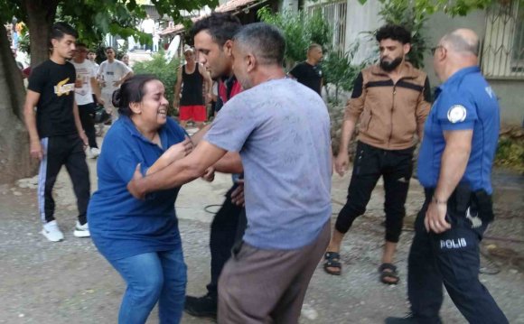KIZINI ALEVLERİN ARASINDAN ÇIKARDI, EVİ GÖZLERİNİN ÖNÜNDE KÜLE DÖNDÜ