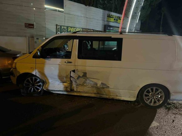 POLİSTEN KAÇARAK 2 ARACA ÇARPAN MİNİBÜSTEN 11 KAÇAK GÖÇMEN ÇIKTI