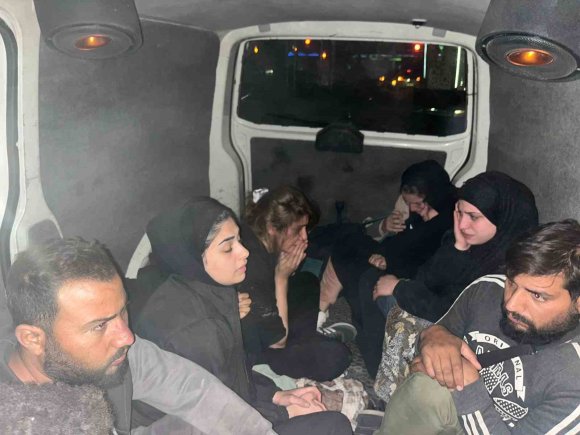 POLİSTEN KAÇARAK 2 ARACA ÇARPAN MİNİBÜSTEN 11 KAÇAK GÖÇMEN ÇIKTI