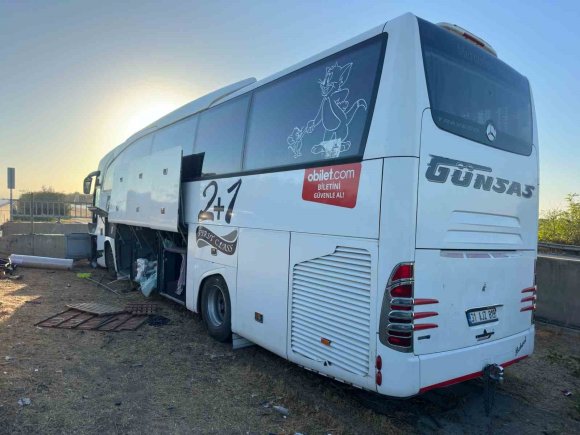 MERSİN’DE YOLCU OTOBÜSÜ REFÜJE GİRDİ: 13 YARALI